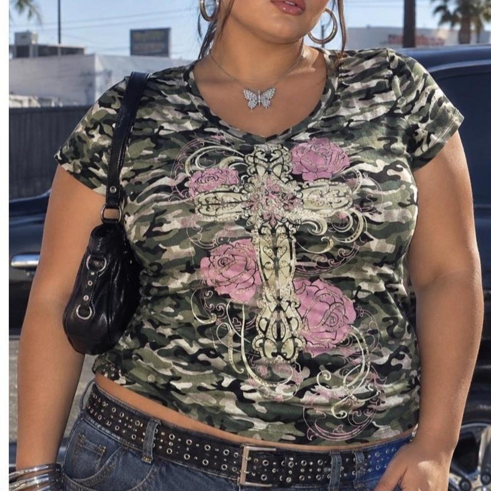 Y2K ransom camo cotton baby tee with pink roses and ornate cross graphic
Size 1X
